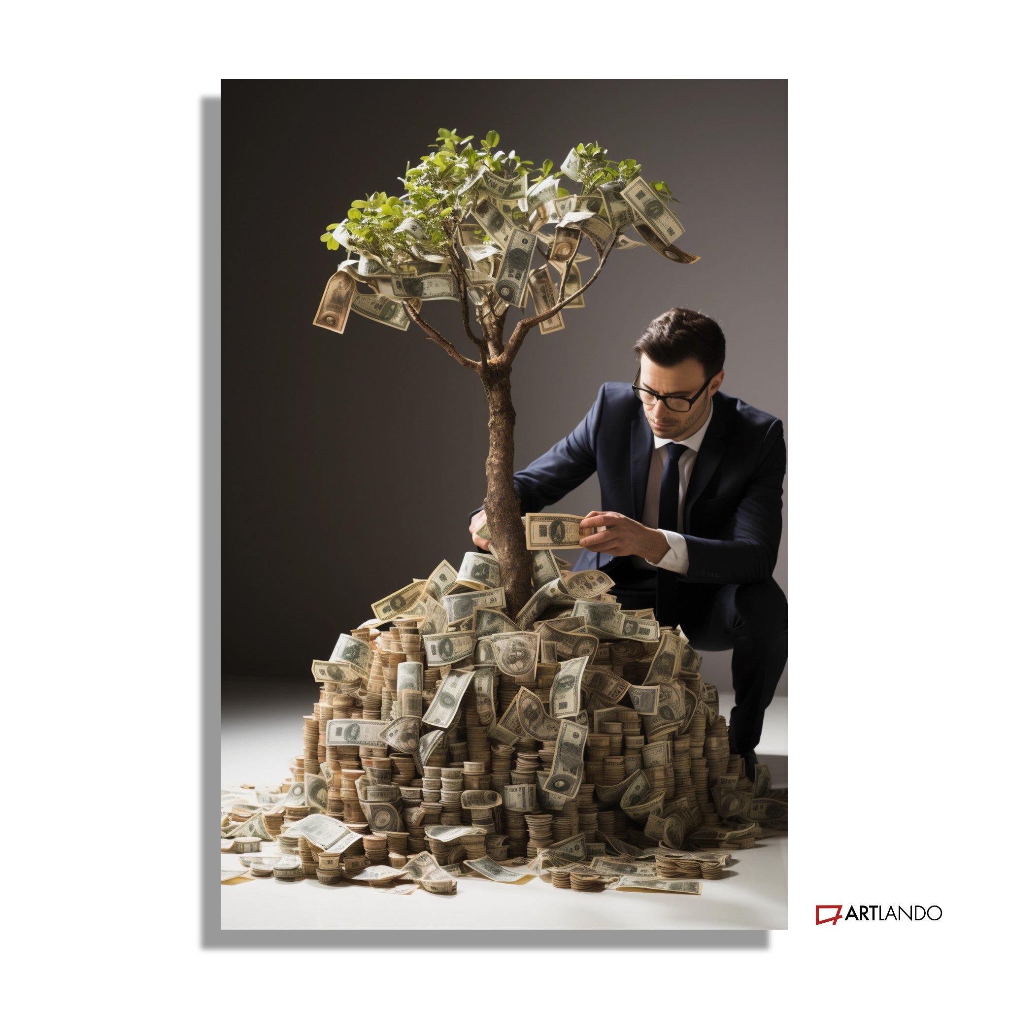 Mann in Anzug mit Baum voller Geldbündel