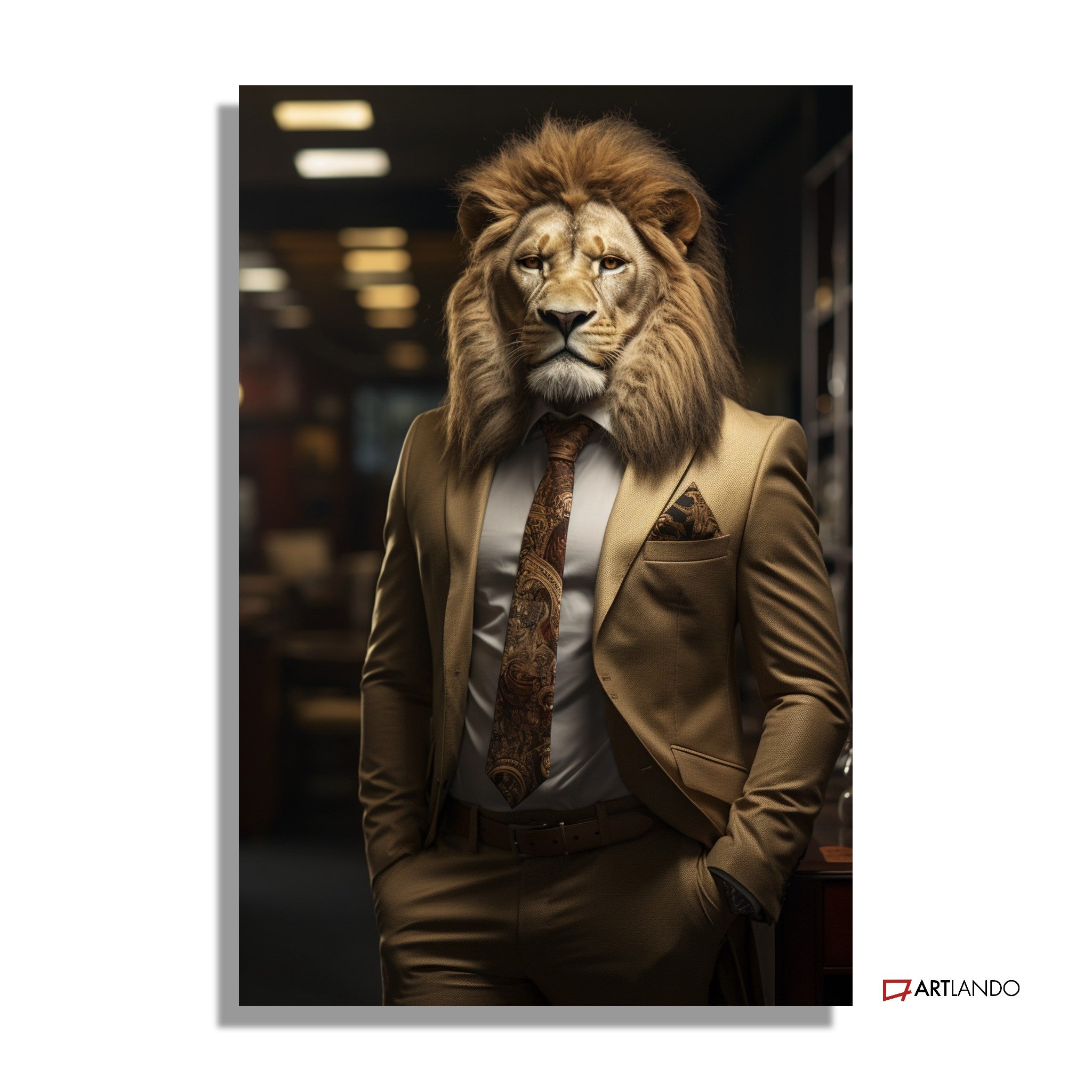 Löwe als Geschäftsmann in goldenem Anzug in der Arbeit