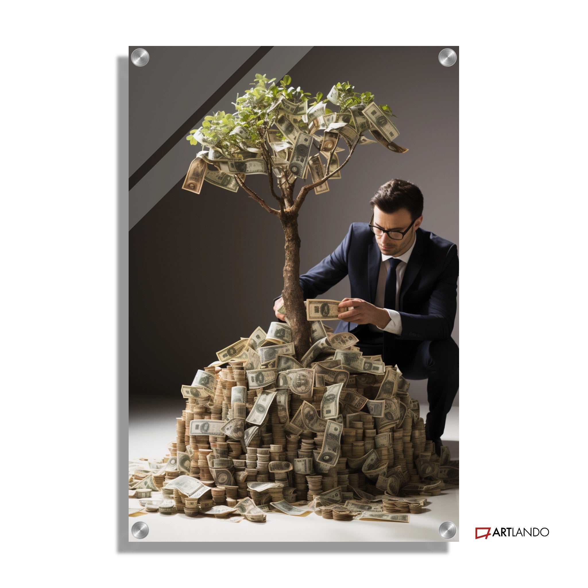 Mann in Anzug mit Baum voller Geldbündel