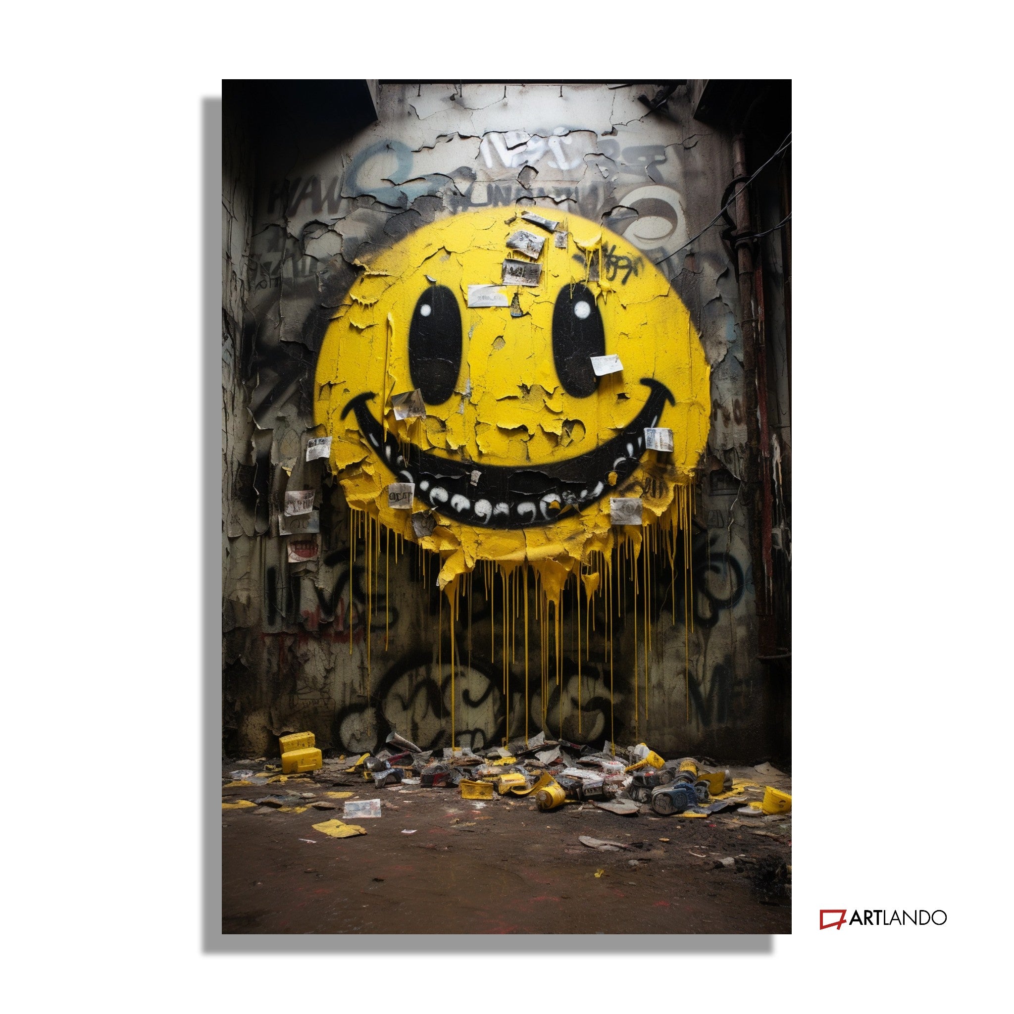 Grinsendes Smiley-Graffiti auf beleuchteter Wand - Street Art
