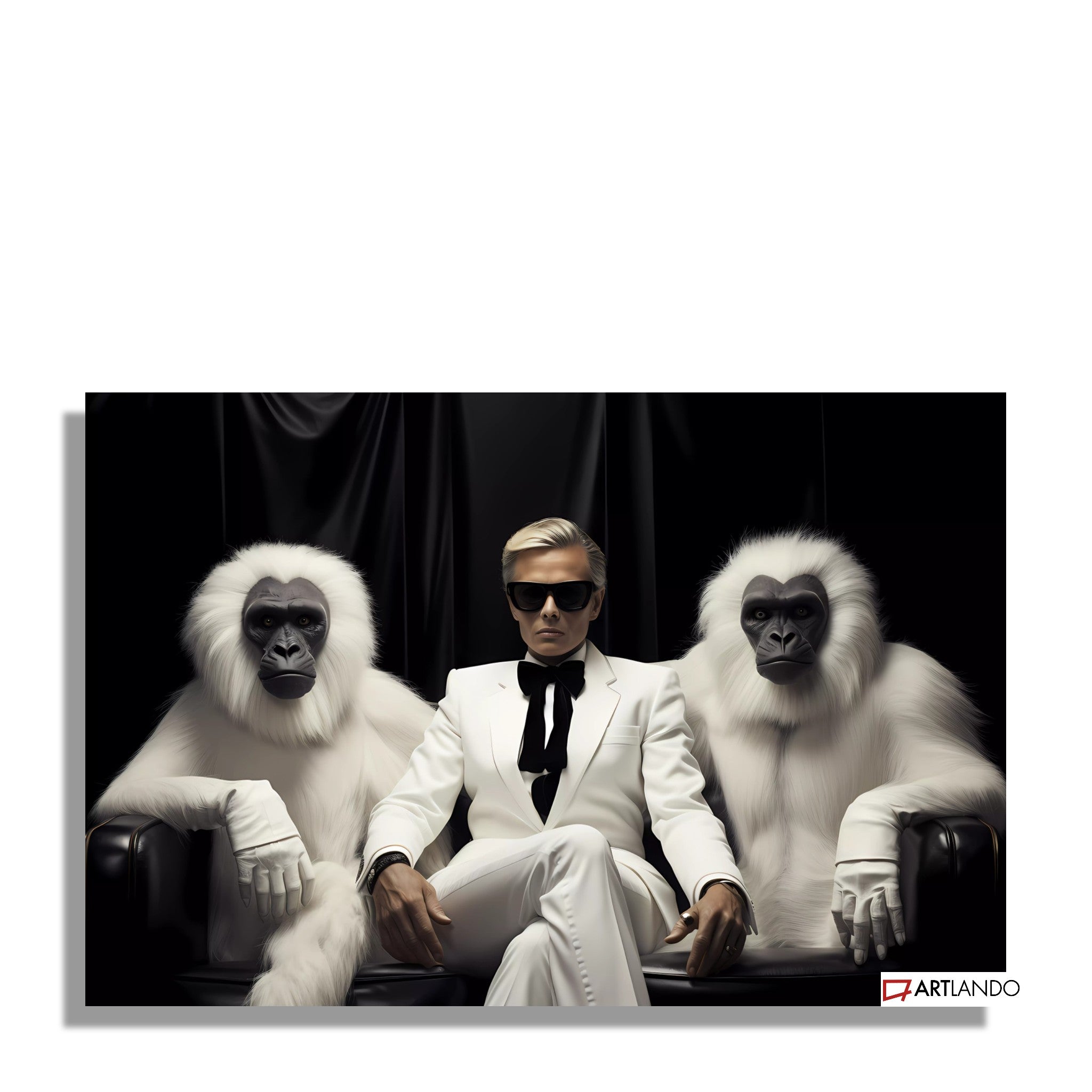 Mann in weißem Anzug mit zwei Affen auf Sofa