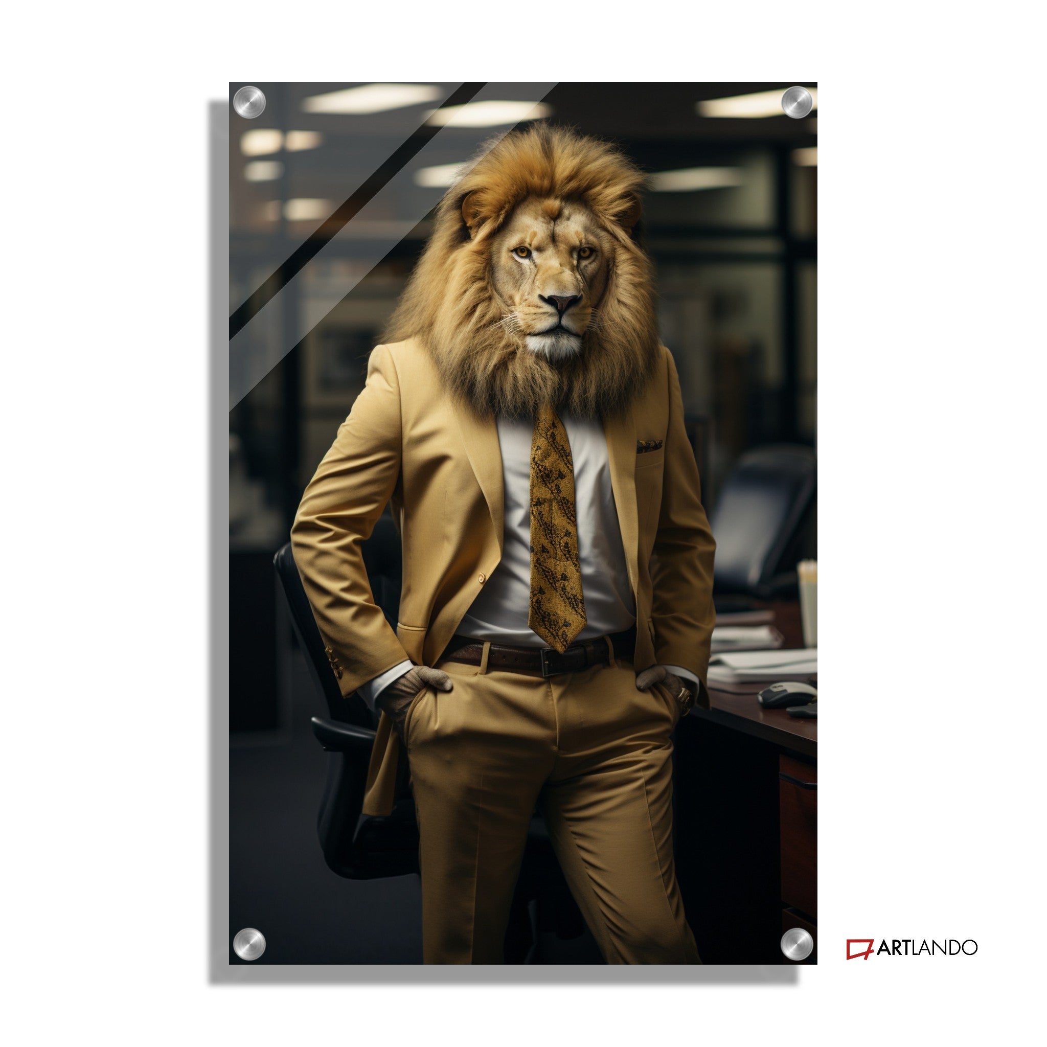 Löwe als Geschäftsmann im Anzug in der Arbeit
