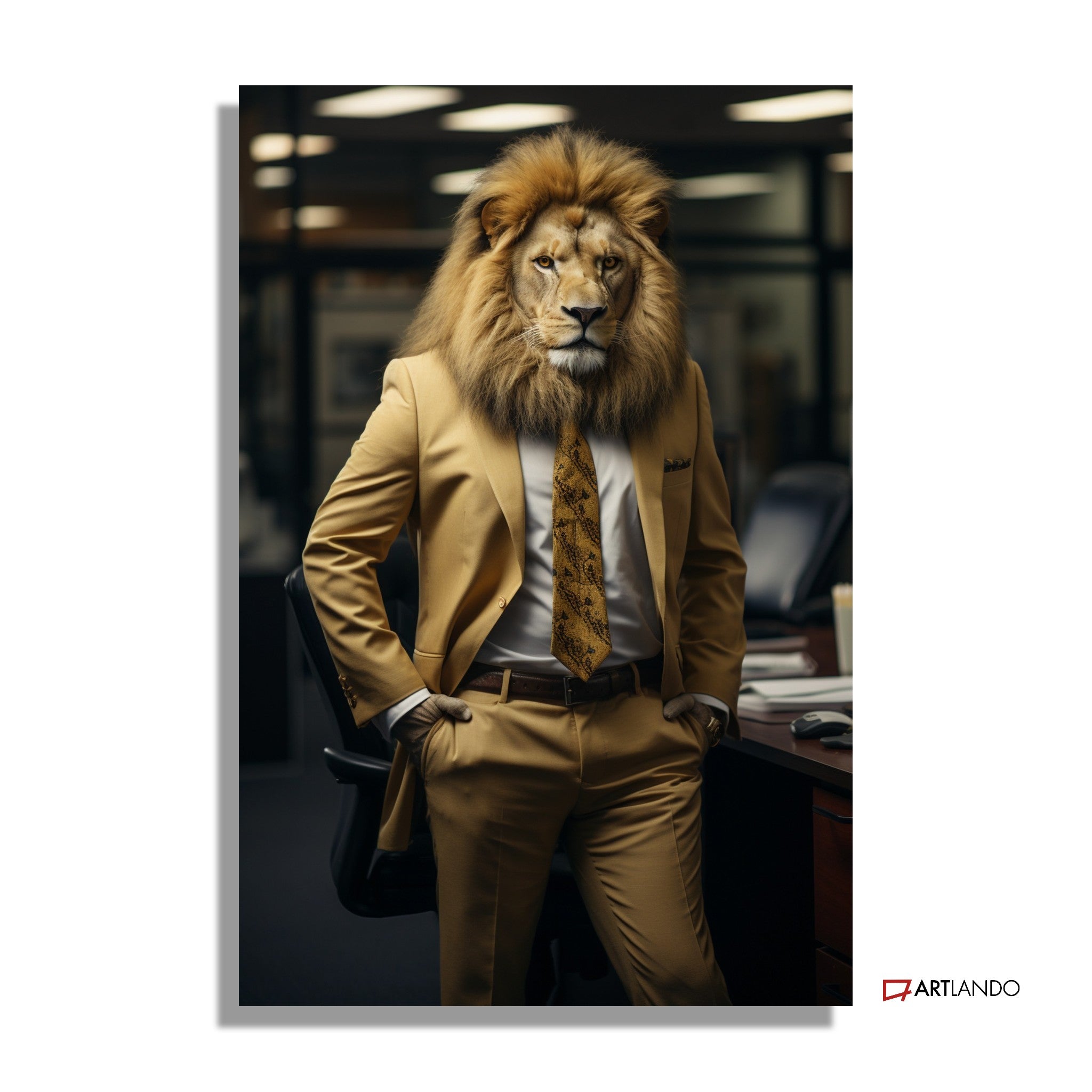Löwe als Geschäftsmann im Anzug in der Arbeit