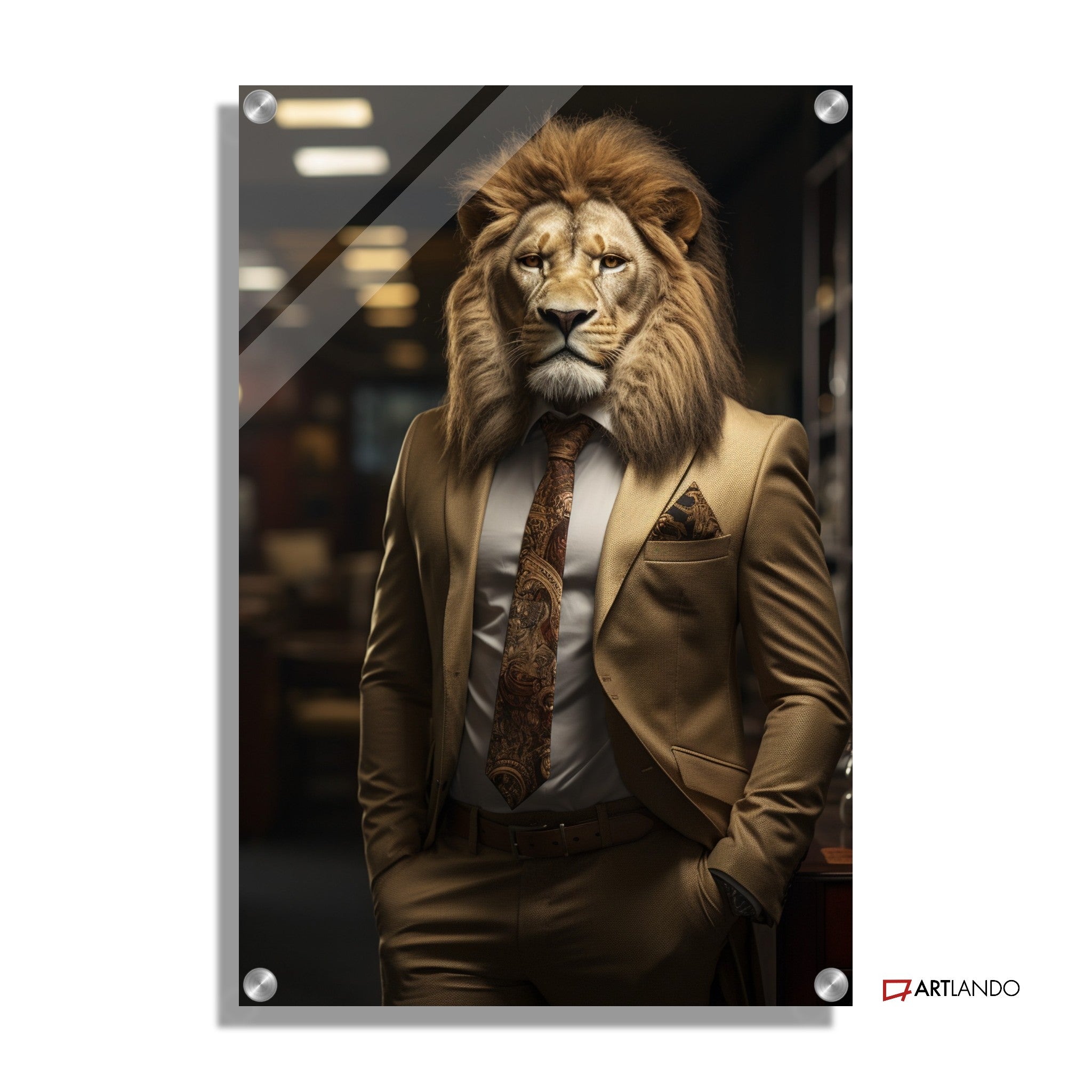 Löwe als Geschäftsmann in goldenem Anzug in der Arbeit