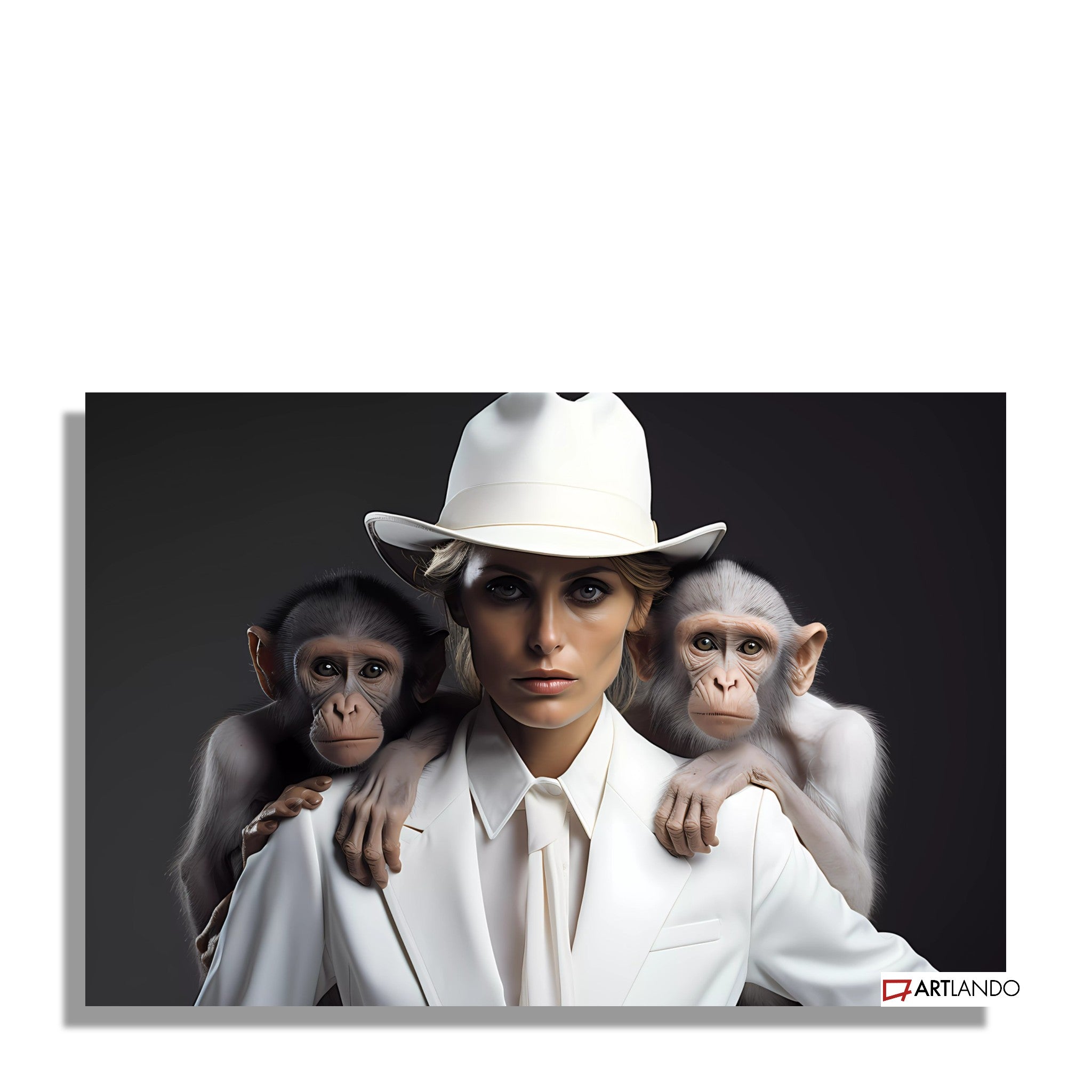 Frau in weißem Outfit mit zwei Affen - inspiriert von Helmut Newton